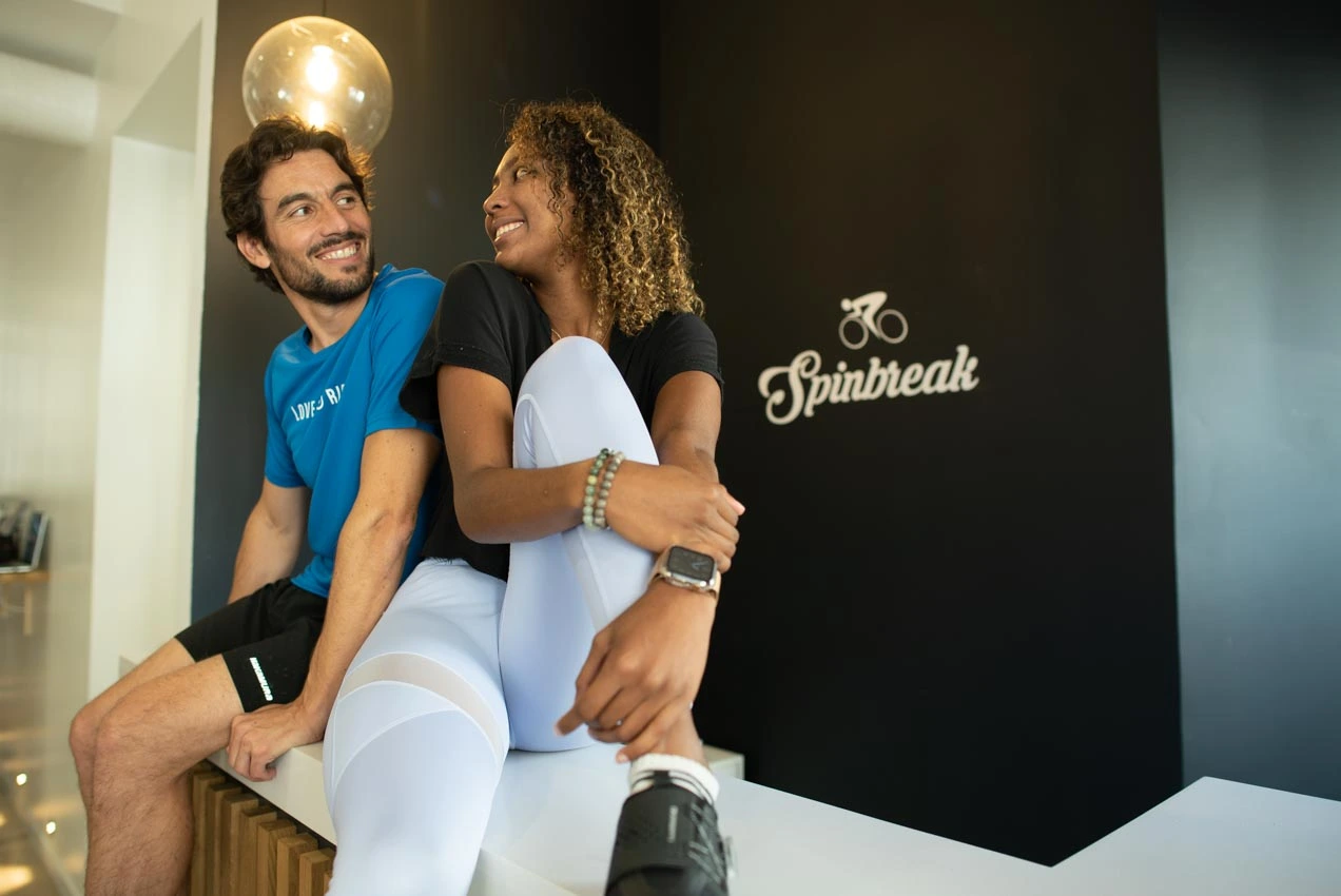 Esprit d'équipe Deux adhérents de Spinbreak qui discutent