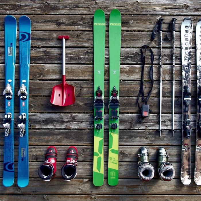 Une photo de plusieurs équipements nécessaires au ski