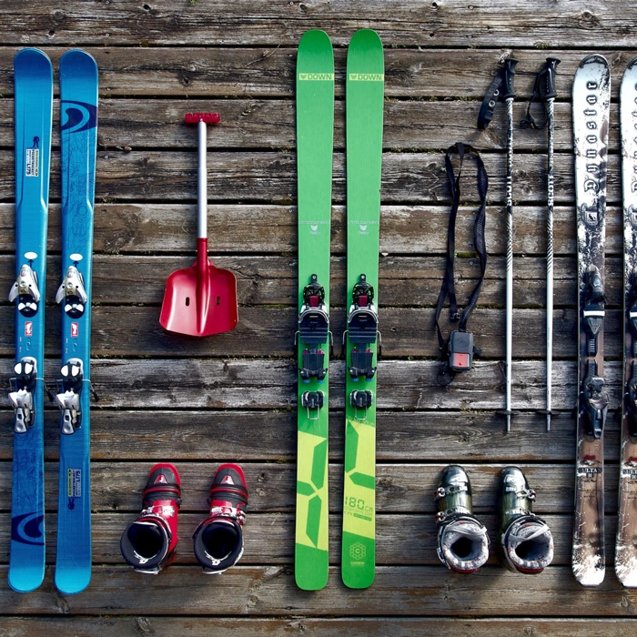 Equipements ski Une photo de plusieurs équipements nécessaires au ski