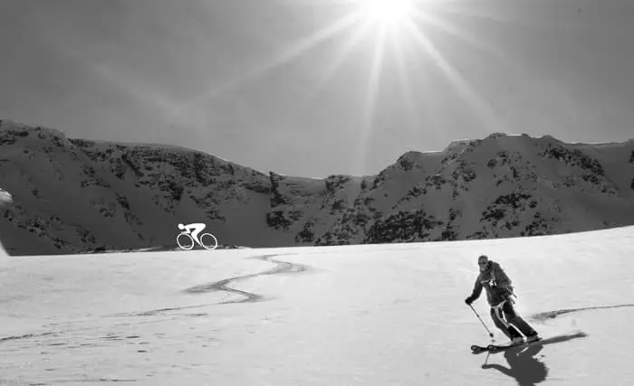 Homme Ski Skieur en train de descendre une piste