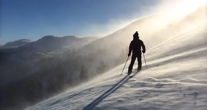 ski homme Un homme qui contemple les montagnes depuis une piste de ski