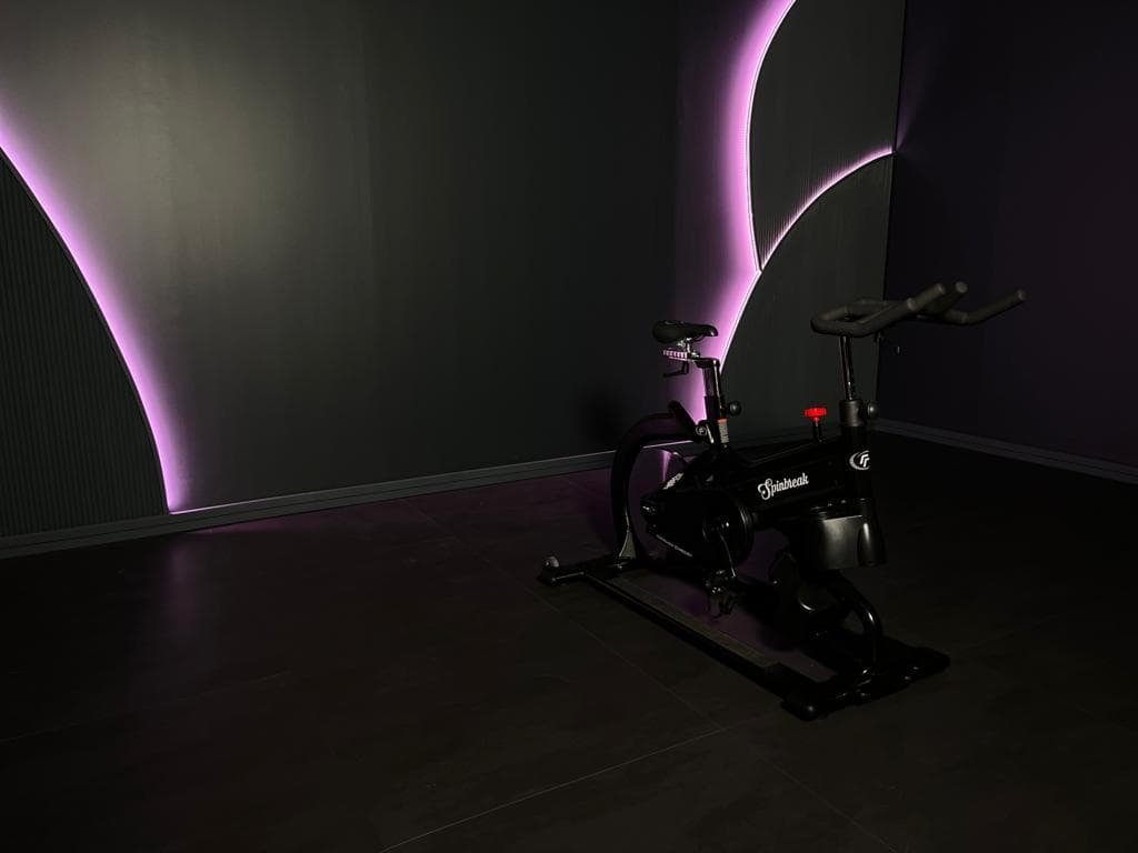 Vélo RealRyder dans une salle d'ambiance