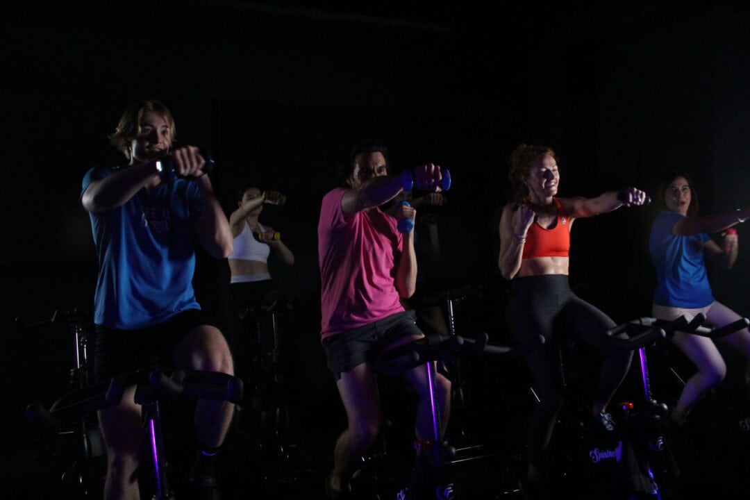Les avantages de l’indoor cycling en groupe